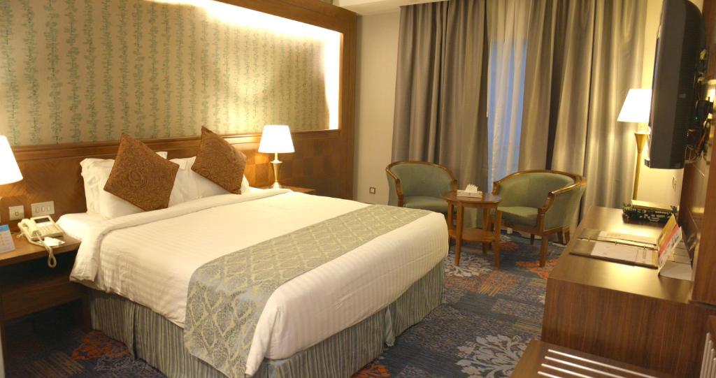 king-bed-hotel-maden-travel-umroh-riau-harga-paket-umroh-pekanbaru-riau-2023-biaya-umroh-pekanbaru-riau-2023-travel-umroh-terbaik-pekanbaru-riau